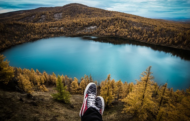 odpočinek nad jezerem