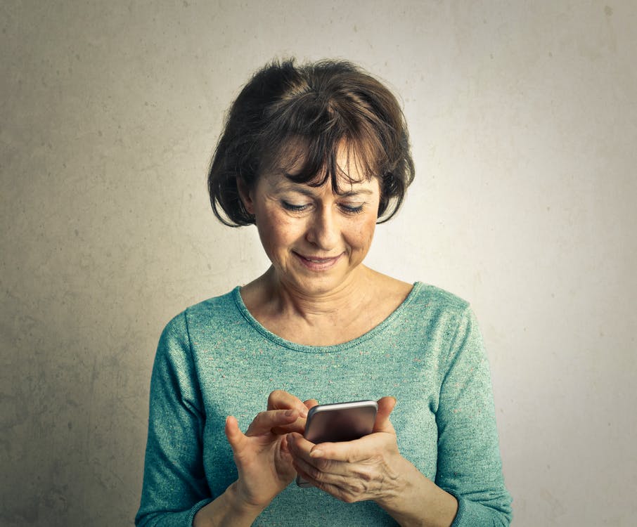 seniorka s mobilem 